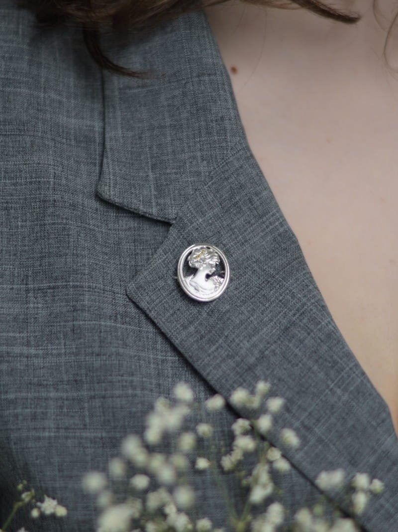 Broszka srebrna - Dama Kameliowa biała