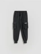 Spodnie i spodenki dla chłopców - Reserved - Bawełniane joggery cargo - ciemnoszary - miniaturka - grafika 1