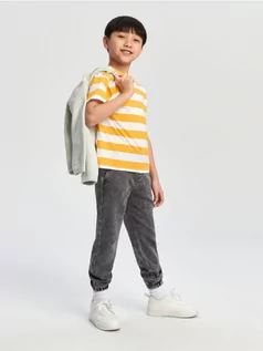 Spodnie i spodenki dla chłopców - Sinsay - Jeansy jogger - szary - grafika 1