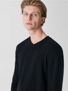 Swetry męskie - Sinsay - Sweter z dekoltem w serek - czarny - miniaturka - grafika 1