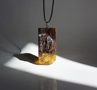 Naszyjniki - Drewniany naszyjnik z bursztynem - miniaturka - grafika 1