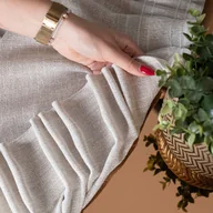 Zasłony - Dekoracyjna zasłonka z zagęszczanej siateczki z błyszczącą nicią, na taśmie marszczącej, kolor perłowy, rozmiar 145x245 cm, Mirella - miniaturka - grafika 1