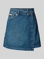 Spódnice - Spódnica jeansowa w stylu kopertowym z detalem z logo - miniaturka - grafika 1