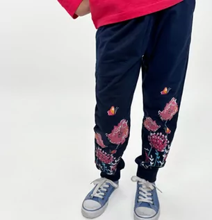 Spodnie i spodenki dla dziewczynek - Spodnie dresowe dla dziewczynki, z motywem kwiatowym, granatowe, 3-8 lat - grafika 1