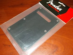 Fender® »STRATOCASTER® nowoczesny styl TREMOLO BACKPLATE« pokrowiec na trąbkę Strat® - 1-warstwowy - kolor: czarny - Części gitarowe, konserwacja gitary - miniaturka - grafika 1
