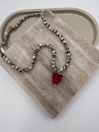 Naszyjniki - Handmade naszyjnik z jaspisem dalmatyńskim i czerwoną malinką - miniaturka - grafika 1