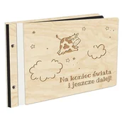 Albumy fotograficzne - Album Na Zdjęcia Dla Dziecka Krowa Na Koniec Świata I Jeszcze Dalej W Drewnianej Oprawie Z Czarnymi Kartami Z Grawerem - miniaturka - grafika 1