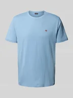 Koszulki męskie - T-shirt z wyhaftowanym logo i okrągłym dekoltem - miniaturka - grafika 1