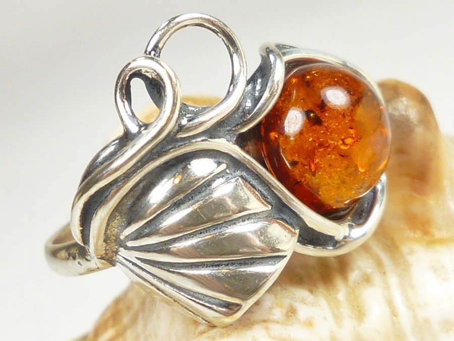 Pierścionek srebrny z bursztynem rozmiar 15, 112-92