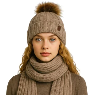 Zimowy komplet damski czapka z pomponem i szal ciemnobeżowy - Czapki damskie Zimowy komplet damski czapka z pomponem i szal ciemnobeżowy - Czapki damskie - miniaturka - grafika 1