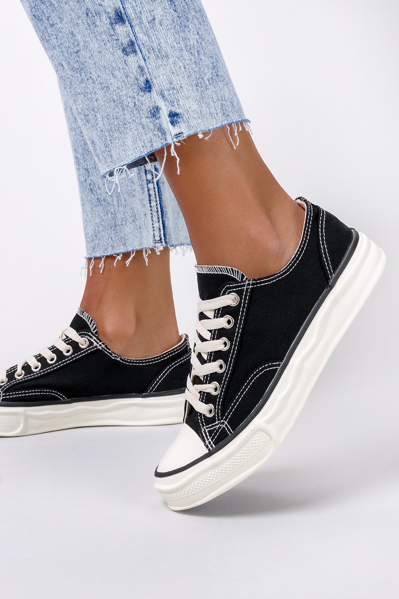 Czarne trampki damskie sznurowane Casu 12-10-21-B-38