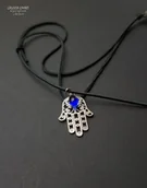 Wisiorki - Z hamsą chroniącą od zła Uroczy wisiorek ręka Fatimy i kobaltowa kropelka - miniaturka - grafika 1