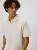 Dresy męskie - Reserved - Strukturalne polo comfort fit - złamana biel - miniaturka - grafika 1