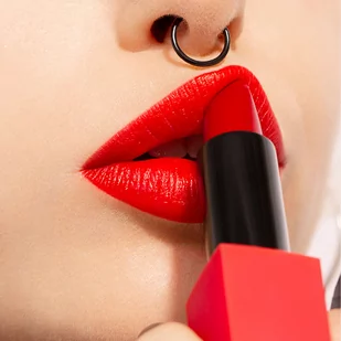 3INA MAKEUP 3INA Makeup - Vegan - Cruelty Free - The Lipstick 234 - długotrwała pomadka do ust - matowa - wodoodporna - mocno pigmentowana pomadka - świeża czerwona - matowana The Lipstick 234 - Szminki - miniaturka - grafika 2