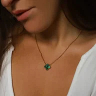Naszyjniki - Naszyjnik złoty koniczynka zielona ze stali jubilerskiej - miniaturka - grafika 1