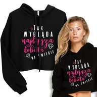 Bluzy damskie - Bluza Dresowa Krótka Czarna Z Kapturem NAJLEPSZA KOBIETA NA ŚWIECIE Wz - M - miniaturka - grafika 1