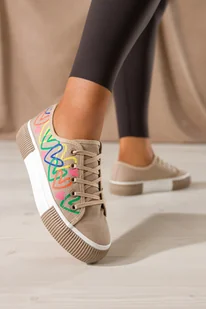 Beżowe trampki damskie sneakersy z kolorowymi sercami na platformie sznurowane Carla QY853-8 - Trampki damskie - miniaturka - grafika 1