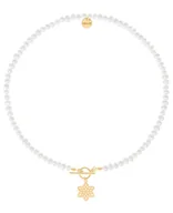 Naszyjniki - Naszyjnik z pereł z pozłacanym ażurowym kwiatkiem 42 cm - miniaturka - grafika 1