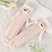 Skarpetki kolarskie - TEMU 1 Para 3D Za Ręce Trzymające Lalkę Śmieszne Kreatywne Skarpetki, Codzienne Wszechstronne Termiczne Futrzane Ciepłe Skarpetki Na Jesień I Zimę - miniaturka - grafika 1