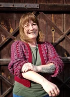 Swetry damskie - Bordowy krótki kardigan z wełny - miniaturka - grafika 1