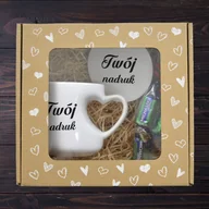 Kubki - Zestaw prezentowy w kartoniku w serduszka - kubek serce i podkładka z nadrukiem + cukierki - miniaturka - grafika 1
