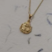 Wisiorki - Mini wisiorek z wydrą ze złoconego srebra - miniaturka - grafika 1