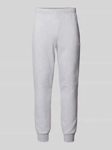 Spodnie dresowe o kroju slim fit z naszywką z logo - Spodnie sportowe męskie - miniaturka - grafika 1