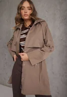 Kurtki damskie - Ciemnobeżowa Kurtka Przejściowa Typu Parka z Odpinanym Kapturem Ozdobiona Sznurkami Fallaiah - miniaturka - grafika 1