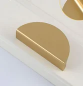 Zawiasy, okucia i inne akcesoria - sztuki złotych uchwytów meblowych, uchwytów do szafek w kształcie półksiężyca, złotych aluminiowych uchwytów do szuflad ze śrubami, złotych uchwytów k - miniaturka - grafika 1