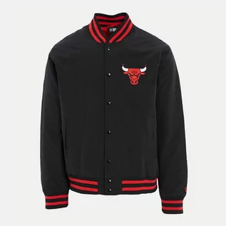 Kurtki męskie - NEW ERA KURTKA SCRIPT BOMBER BULLS CHICAGO BULLS CZARNY 60332203 - New Era - grafika 1