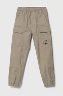 Spodnie i spodenki dla chłopców - Calvin Klein Jeans spodnie dziecięce kolor brązowy gładkie - miniaturka - grafika 1