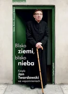Biografie i autobiografie - Blisko ziemi, blisko nieba. Ksiądz Jan Twardowski we wspomnieniach - miniaturka - grafika 1