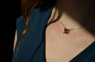 Naszyjniki - Srebrny choker - naszyjnik z bursztynem - miniaturka - grafika 1