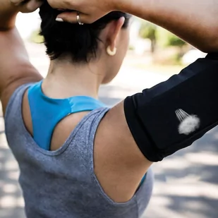 Elastyczny materiałowy armband opaska na ramię do biegania fitness S różowa - Etui i futerały do telefonów - miniaturka - grafika 3