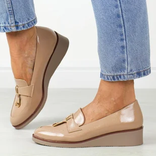 Beżowe lakierowane półbuty damskie na koturnie Vinceza 58266 - Półbuty damskie - miniaturka - grafika 1