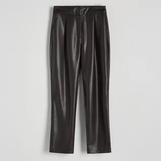 Spodnie damskie - Reserved - Luźne spodnie z imitacji skóry - Brązowy - grafika 1