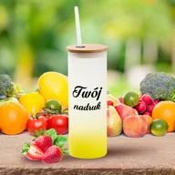 Szklanki - Wysoka szklanka z limonkowym dnem, bambusową pokrywką i słomką z Twoim nadrukiem - miniaturka - grafika 1