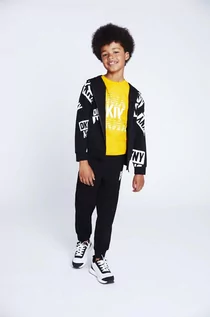 Spodnie i spodenki dla chłopców - Dkny spodnie dresowe dziecięce kolor czarny z nadrukiem - DKNY - grafika 1