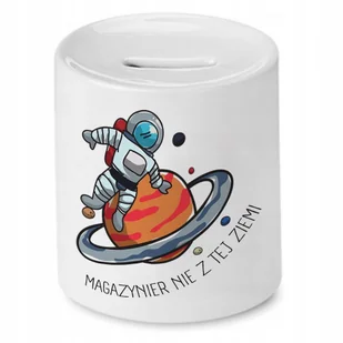 SKARBONKA DLA MAGAZYNIERA NIE Z TEJ ZIEMI PREZENT z Nadrukiem ze Zdjęciem + Opakowanie na prezent (wzór 02) - Skarbonki SKARBONKA DLA MAGAZYNIERA NIE Z TEJ ZIEMI PREZENT z Nadrukiem ze Zdjęciem + Opakowanie na prezent (wzór 02) - Skarbonki - miniaturka - grafika 1