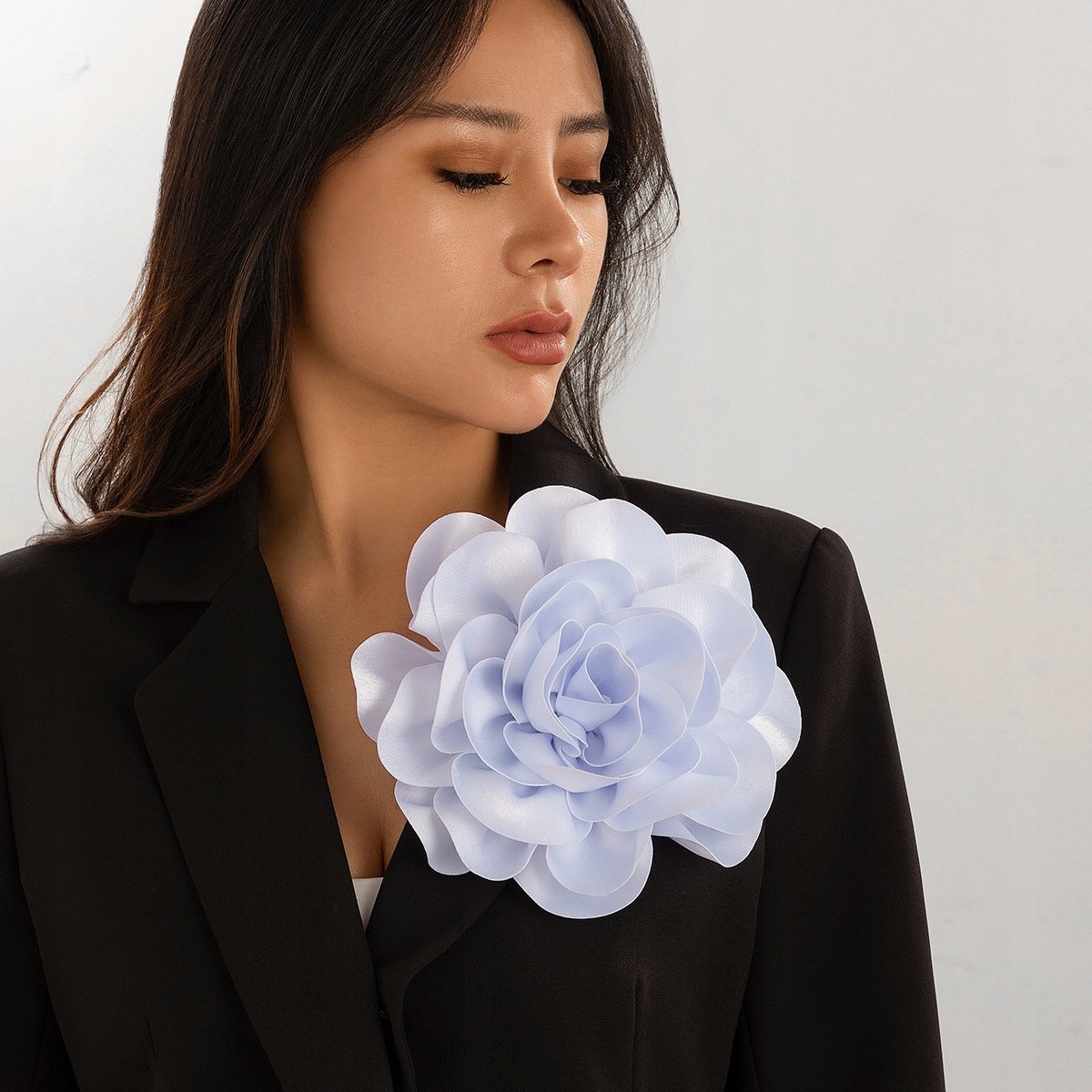 duża BROSZKA przypinka KWIAT biały 20cm satynowa RÓŻA elegancka