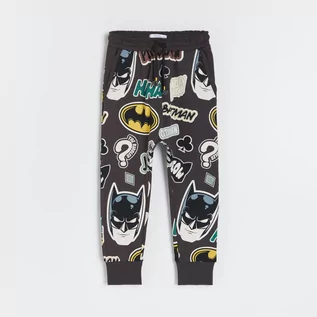 Spodnie i spodenki dla chłopców - Reserved Dresowe spodnie Batman - Szary - grafika 1