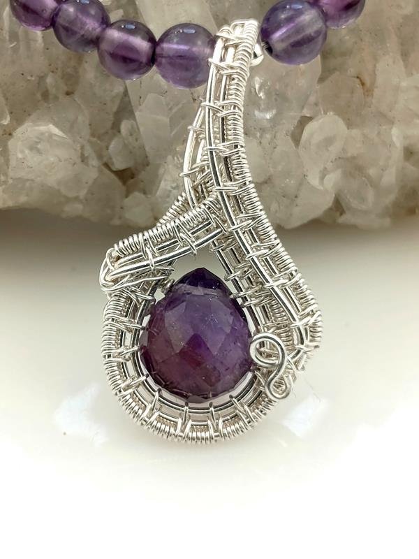 Naszyjnik z ametystem o długości 44 cm plus 4 cm, wisiorek 2.9x1.6 cm, srebro, waga naszyjnika 13.6 grama, rękodzieło