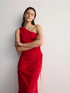 Sukienki - Reserved - Sukienka na jedno ramię z wiskozą - czerwony - grafika 1