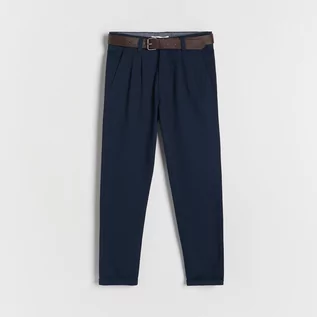 Spodnie i spodenki dla chłopców - Reserved - Spodnie chino z paskiem - Granatowy - grafika 1