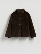 Kurtki damskie - Reserved - Sztuczne futerko z ozdobnym zapięciem - brązowy - miniaturka - grafika 1