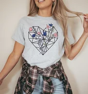Koszulki i topy damskie - JASNO SZARA KOSZULKA DAMSKA Z GEOMETRYCZNYM SERCEM ORAZ KWIATAMI - miniaturka - grafika 1