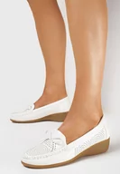 Półbuty damskie - Białe Półbuty na Koturnie z Ażurowym Zdobieniem Vailen - miniaturka - grafika 1