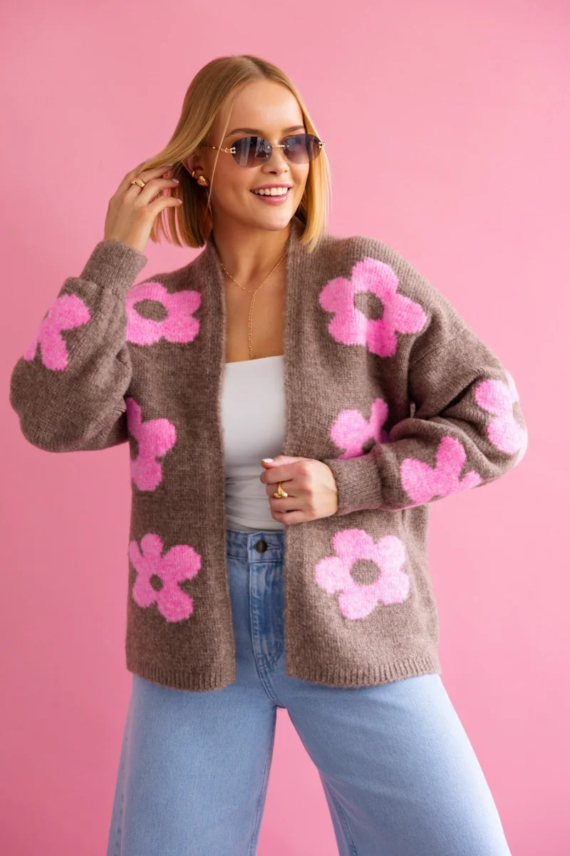 Krótki kardigan w kwiaty oversize - kakao/baby róż One size Sploty