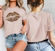 Koszulki i topy damskie - Koszulka damska USTA - kolor koszulki pudrowy róż - wzór usta panterka - miniaturka - grafika 1