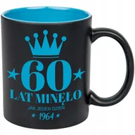 Kubki - KUBEK CZARNY WNĘTRZE NIEBIESKIE IDEALNY PREZENT NA 60 URODZINY ROCZKNIK WZ - miniaturka - grafika 1